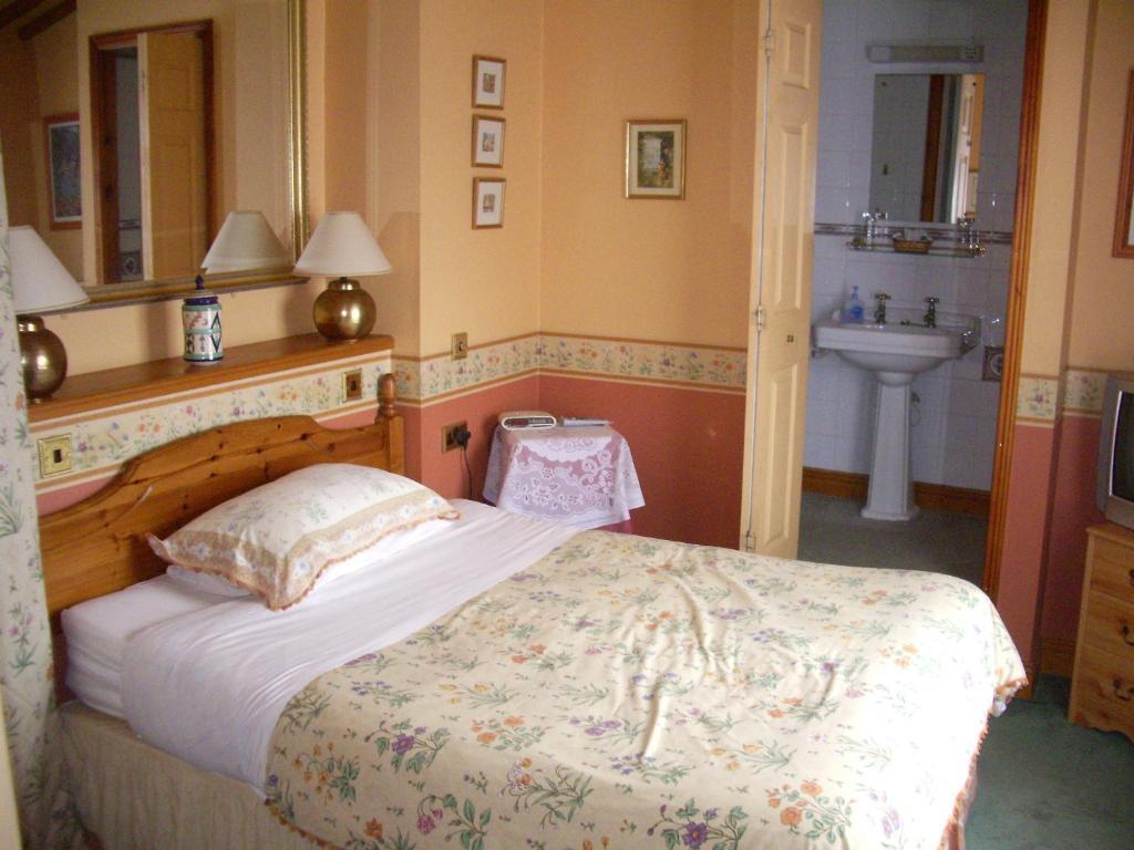 Compton House Bed & Breakfast Ашбърн Екстериор снимка